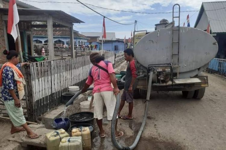 Penyaluran air bersih di Dusun Labuhan Ala, Sumbawa, Minggu (21/8/2022)