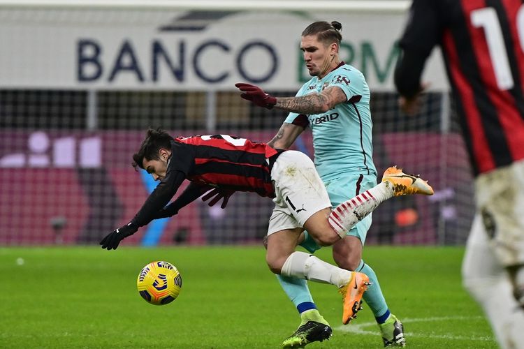 Gelandang AC Milan, Brahim Diaz, terkena tekel bek Torino Lyanco Vojnovic pada laga lanjutan pekan ke-17 Liga Italia di Stadion San Siro, Senin (10/1/2021) dini hari WIB.