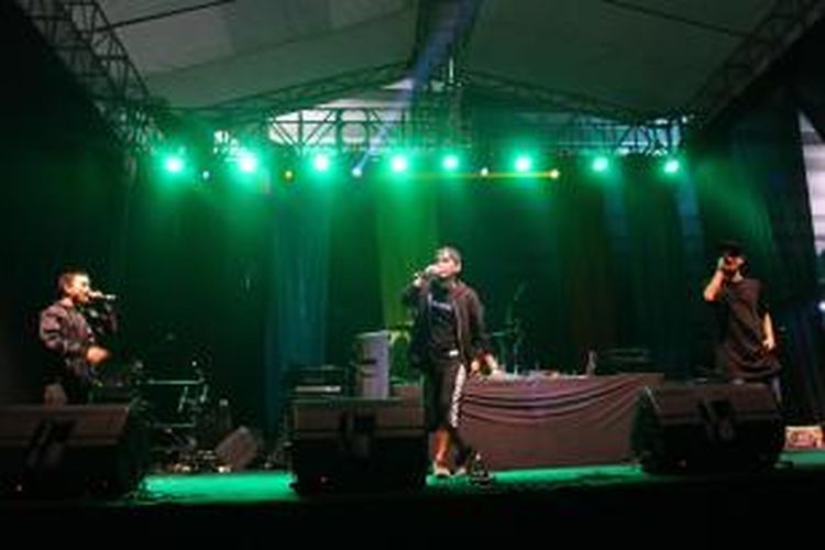 Grup rap NEO bawakan hits miliknya 'Borju' dan 'Tono Tini' dalam rangkaian acara The 90's Big Reunion Festival 2015 di Istora Senayan, Jakarta, Sabtu (7/11/2015).