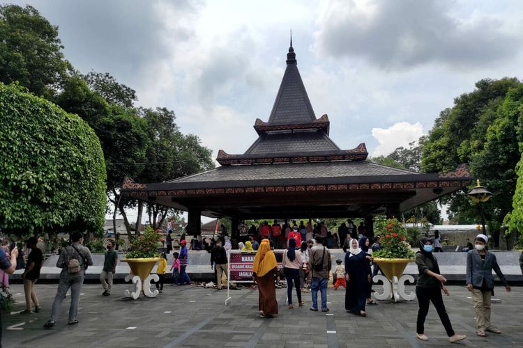 Suasana di area Paseban Makam Presiden Soekarno di Kota Blitar pada hari keempat lebaran, Kamis (5/5/2022)