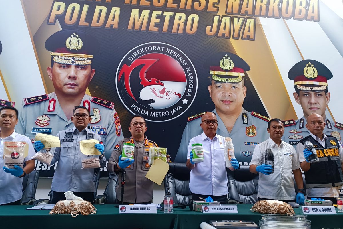 Polisi memperlihatkan barang bukti penyelundupan kokain cair di dalam sampo, Senin (25/3/2024). 