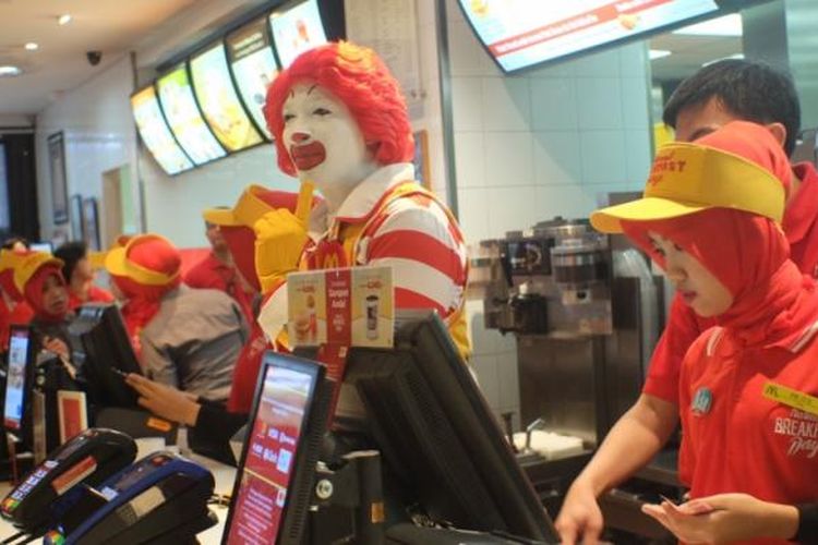 Pramusaji melayani pembagian 1.000 cihicken muffin di McDonalds national breakfast day