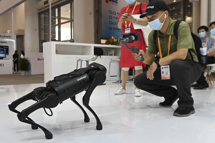 Foto yang diabadikan pada 8 September 2021 ini menunjukkan sebuah robot anjing pintar dalam sebuah pameran tentang Revolusi Industri Baru BRICS yang digelar di Xiamen, Provinsi Fujian, China timur. 