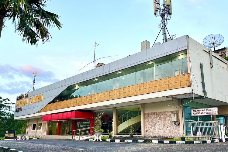 Bandara Pinang Kampai dapat beroperasi kembali secara resmi tentunya berlandaskan Sertifikat Bandar Udara dan Sertifikat Pelayanan Navigasi dan Komunikasi Penerbangan yang diterbitkan oleh Kementerian Perhubungan dan Airnav Indonesia, yang selaras dengan Civil Aviation Safety Regulations (CASR).