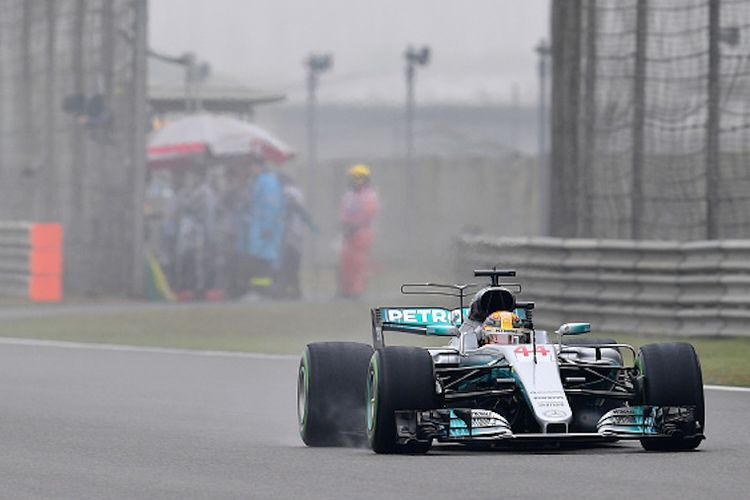 Lewis Hamilton menjalani latihan pertama Grand Prix Shanghai, Jumat (7/4/2017). 