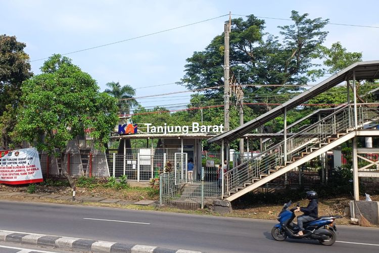 Suasana jelang Hari Raya Idul Fitri di Stasiun Tanjung Barat, Jakarta Selatan, Kamis (20/4/2023).