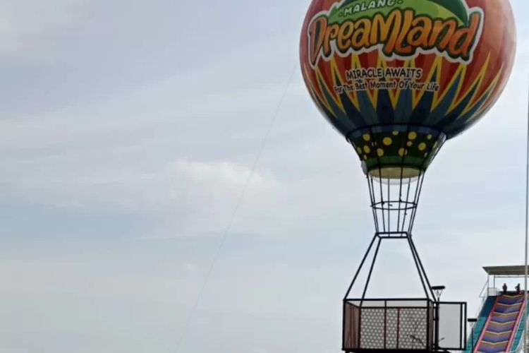 Wahana balon udara di Malang Dreamland, Jawa Timur.