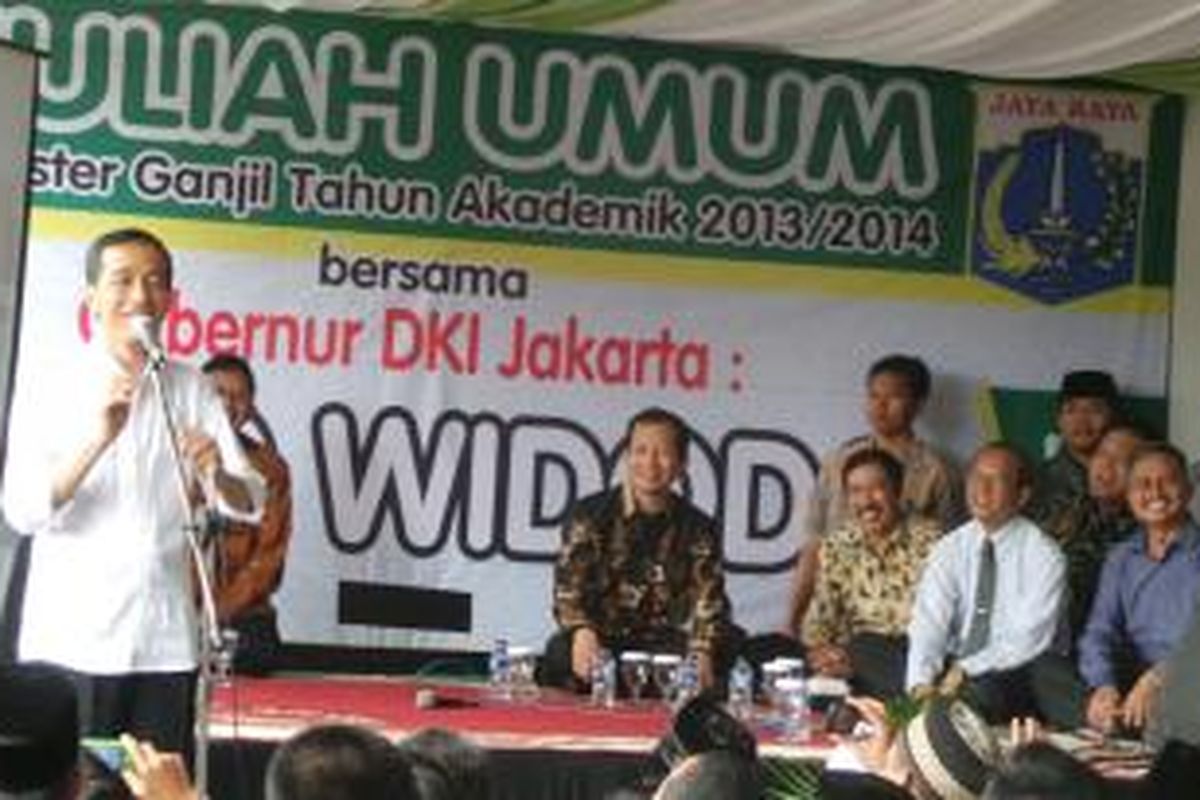Gubernur DKI Jakarta Joko Widodo (kiri) memberikan kuliah umum kepada mahasiswa Institut PTIQ, Lebak Bulus, Jakarta Selatan, Senin (16/9/2013).
