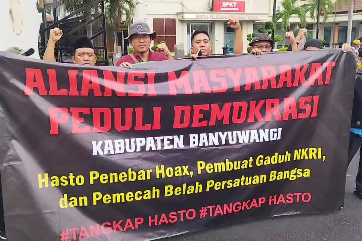 Warga Banyuwangi saat melaporkan Sekjen PDI-P di Mapolresta Banyuwangi, Kamis (21/3/2024)