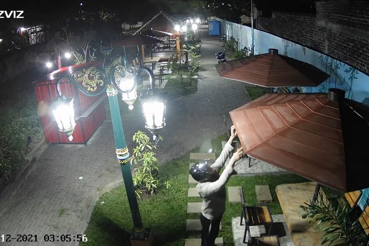 TEREKAM CCTV—Aksi oknum warga yang mencopot lampu di fasilitas lapak UMKM Tawangrejo terekam CCTV Minggu (5/12/2021) lalu. Walikota Madiun, Maidi meminta polisi mengusut tuntas pelaku pengrusak fasilitas lapak UMKM yang dibangun Pemkot Madiun. 