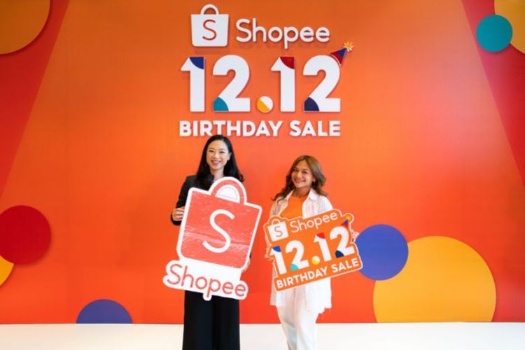 Head of Fast-Moving Consumer Goods (FMCG) and Electronics Shopee Indonesia Putri Lukman dan publik figur Amel Carla merayakan HUT ke-7 Shopee. 