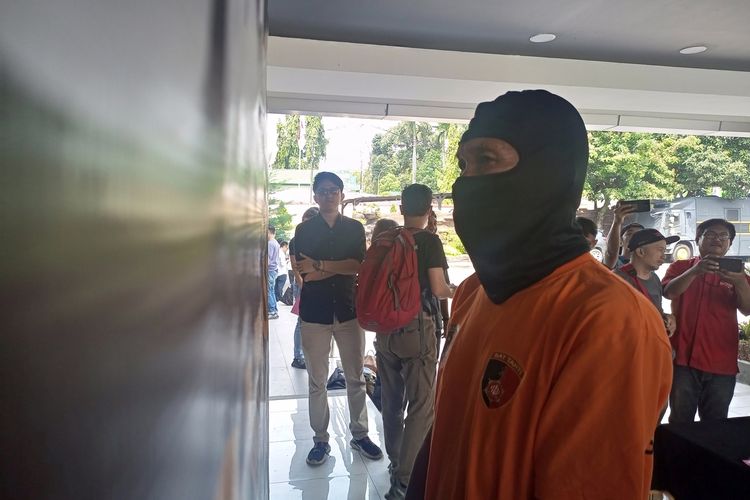 IJ (58) tersangka kasus tindak kekerasan dalam rumah tangga (KDRT) terhadap istrinya, M (52) saat ditampilkan di konferensi pers di Mapolres Bogor, Cibinong, Kabupaten Bogor, Jawa Barat, Senin (20/11/2023).