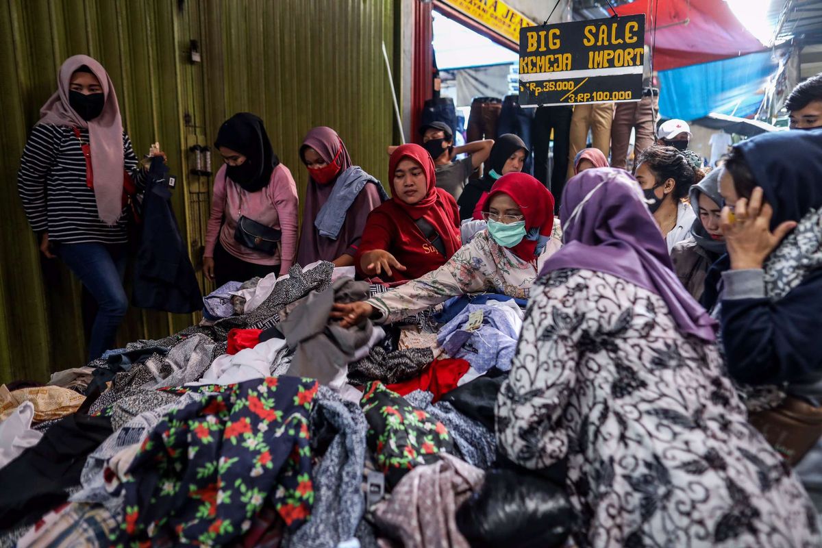 Warga saat berbelanja di tengah pembatasan sosial berskala besar (PSBB) di Pasar Tanah Abang, Jakarta Pusat, Senin (18/5/2020). Pedagang kembali meramaikan pasar Tanah Abang, saat Pemerintah Provinsi DKI Jakarta kembali memperpanjang penutupan sementara Pasar Tanah Abang hingga 22 Mei 2020 untuk mengurangi kerumunan orang di ruang publik guna mencegah penyebaran COVID-19.