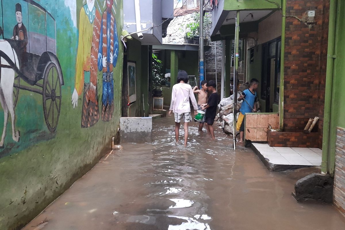 Banjir kembali merendam wilayah RW 004 dan RW 005 Kampung Melayu, Jatinegara, Jakarta Timur, atau biasa disebut wilayah Kebon Pala, pada Senin (12/9/2022) pagi. Pantuan di lokasi, Senin sore, banjir mulai surut.