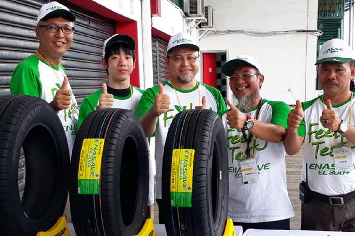 Direksi Dunlop bersama model andalan, Enasave EC300  di Sirkuit Sentul, Bogor, Jabar, Rabu (8/2/2017).