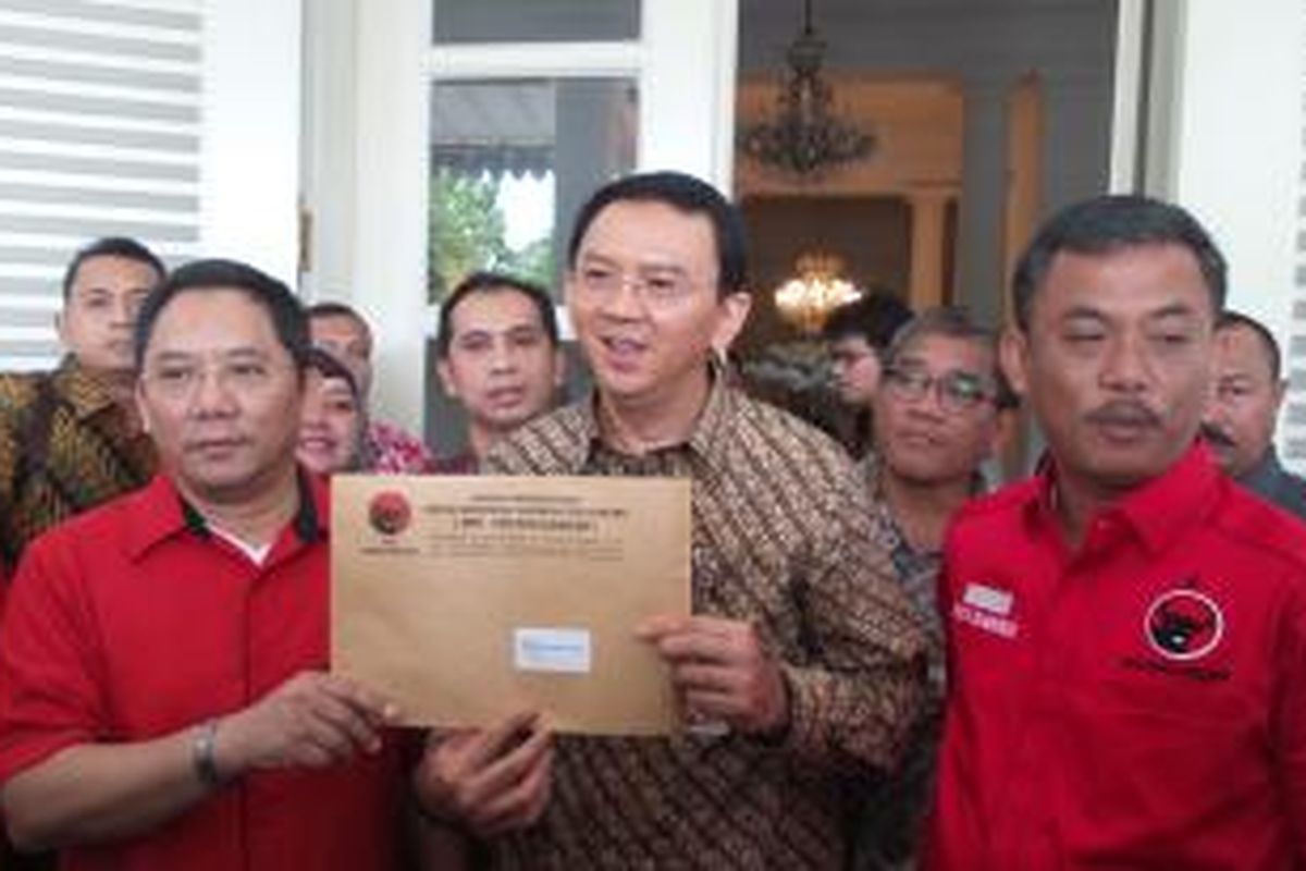 Gubernur DKI Jakarta Basuki Tjahaja Purnama (Ahok) saat menerima Surat dari Ketua DPD PDI Perjuangan DKI Jakarta Boy Sadikin, di Balaikota Jakarta, Rabu (3/12/2014). Surat yang diantarkan oleh Boy adalah surat dari DPP PDI Perjuangan yang memberikan persetujuan penunjukan Djarot Saiful Hidayat sebagai Wakil Gubernur DKI. 