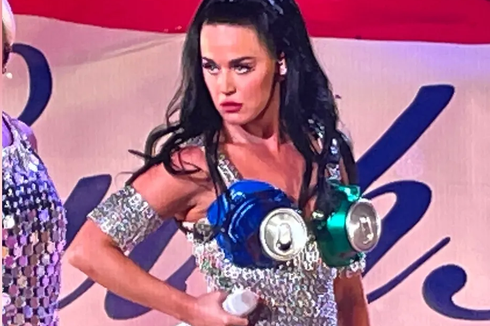 Unik, Katy Perry Pakai Gaun Perak dengan Bra Bentuk Kaleng Bir 