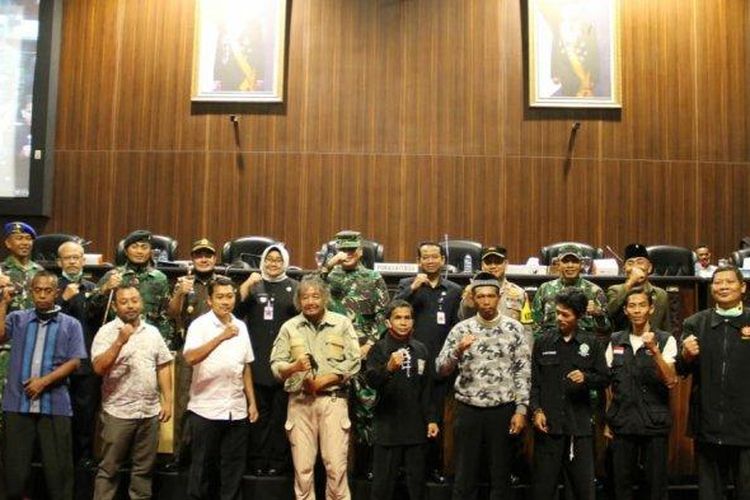 Jajaran Forkopimda Sragen bersama perwakilan perguruan silat di Sragen berfoto bersama usai rapat koordinasi situasi Kamtibmas, Senin (6/7/2020). 