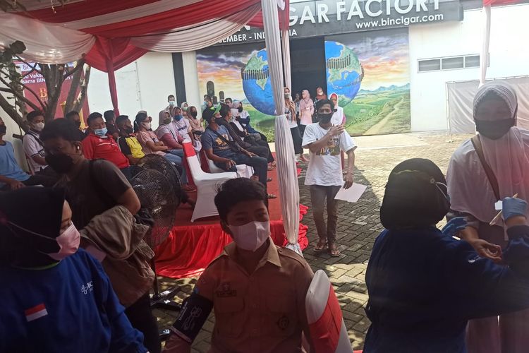 Muhammad Rafi Fahrezi, pelajar kelas IX SMPN 6 Jember saat mengikuti vaksinasi di kantor BIN Cigar  Desa Jubung Kecamatan Sukorambi Sabtu (25/9/2021)