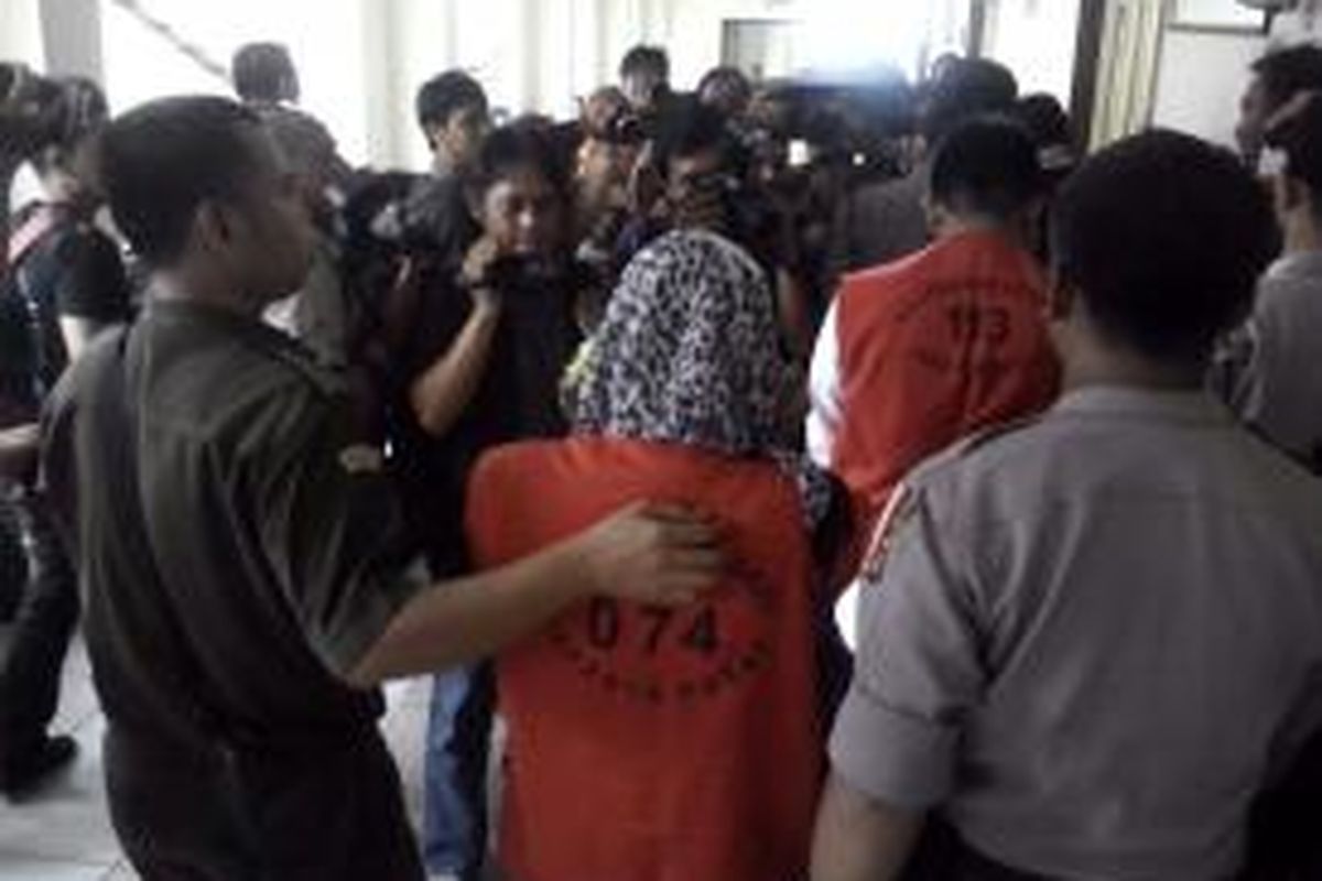 Dua tersangka pembunuh Ade Sara Angelina, Assyifa Ramadhani dan Ahmad Imam Al Hafitd, memasuki ruang sidang di Pengadilan Negeri Jakarta Pusat, Selasa (19/8/2014).