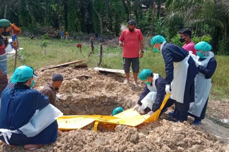 Petugas Polres Bengkalis dan tim Forensik Polda Riau saat melakukan ekshumasi dan otopsi pria yang dibunuh dan dibakar oleh pasutri di Kabupaten Bengkalis, Riau, Jumat (4/11/2022).