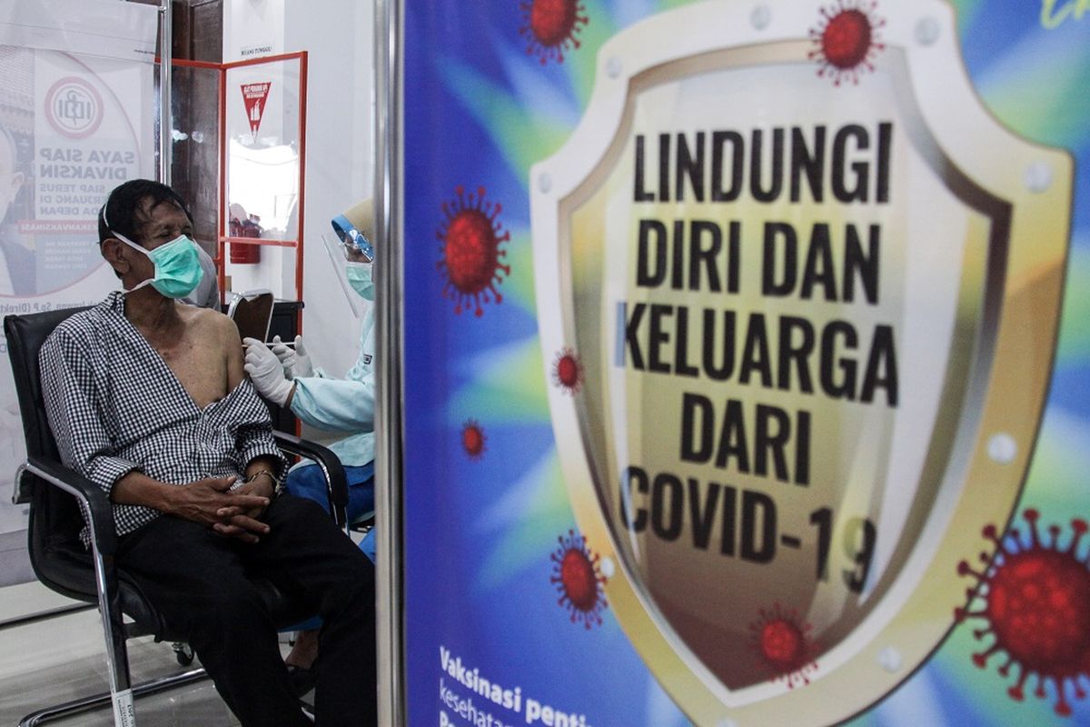 Petugas kesehatan menyuntikan vaksin COVID-19 kepada seorang tenaga kesehatan lanjut usia (lansia) di Rumah Sakit Umum Daerah (RSUD) Sidoarjo, Jawa Timur, Senin (1/3/2021). Sebanyak 1.583 tenaga kesehatan berusia di atas 60 tahun mendapatkan vaksinasi COVID-19 di Jawa Timur. ANTARA FOTO/Umarul Faruq/wsj. 