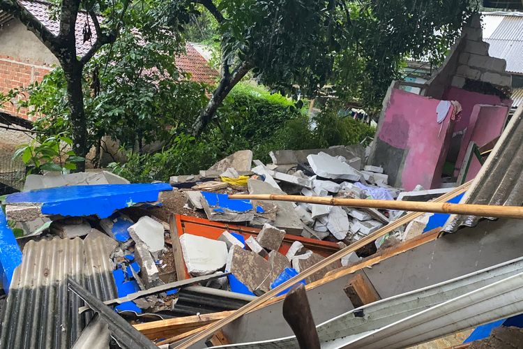 Rumah romboh akibat pergerakan tanah di Kampung Cihonje RT 1 RW 6 di Desa Sukamaju, Kecamatan Cikembar, Kabupaten Sukabumi, Jawa Barat, Rabu (4/12/2024)