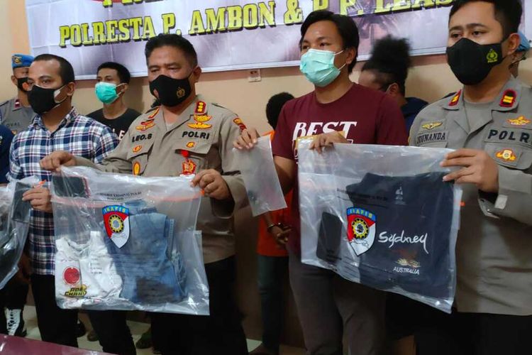 Kapolresta Pulau Ambon, Kombes Pol Leo Surya Nugraha Simatupang memberikan keterangan kepada wartawan terkait kasus pembunuhan di Jembatan Merah Putih Ambon, Jumat (20/8/2021)
