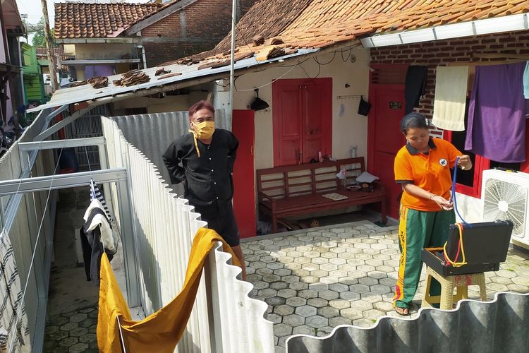 Aktivitas Sabar Suharno (46) dan istri di rumah yang dipagar seng keliling di Desa Ajibarang Wetan, Kecamatan Ajibarang, Kabupaten Banyumas, Jawa Tengah.