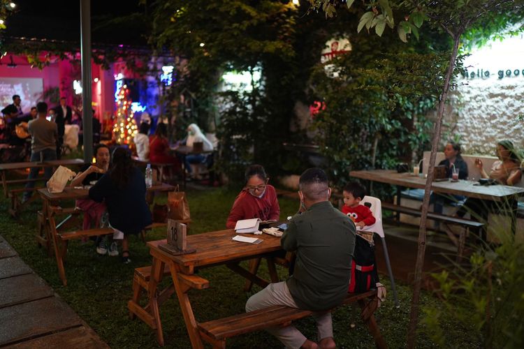 Luma Backyard Cafe menawarkan suasana minimalis namun tetap nyaman untuk menjadi lokasi buka bersama