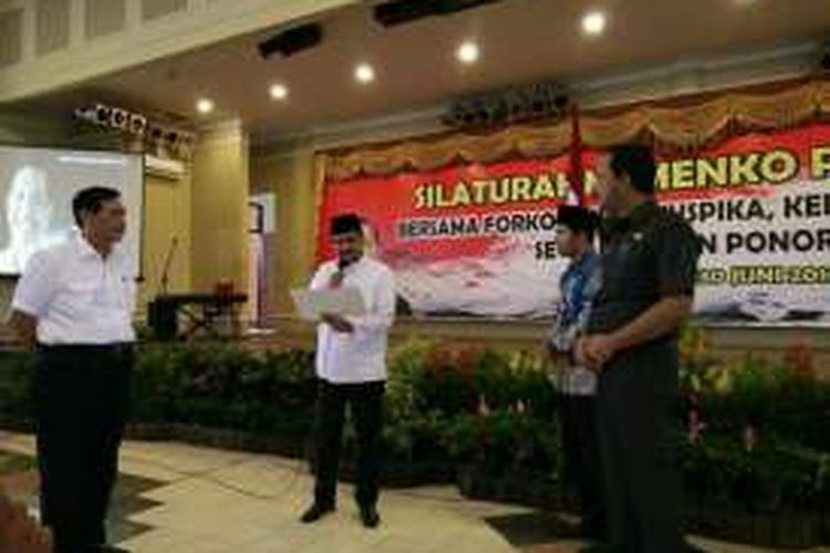 Wakil Gubernur Jawa Timur Syaifullah Yusuf membacakan pernyataan sikap Delapan kepala daerah di hadapan Menkopolhukam Luhut Panjaitan, Pada saat kunjungan kerja di Kabupaten Ponorogo Jawa Timur (30/06/2016)