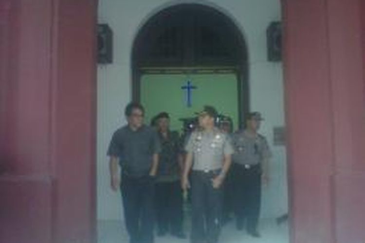 Kapolres Kediri Kota AKBP Budi Herdi Susanto saat melihat kesiapan gereja menyambut Natal di gereja Merah Kota Kediri, Jawa Timur, Kamis (19/12/2013).