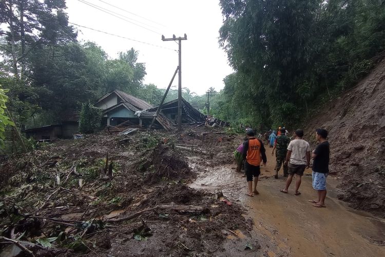 Dua rumah warga Jember tertimbun longsor saat hujan deras disertai angin kencang 