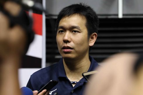 Muka Pasrah Hendra Setiawan Dicukur Pitak oleh Sang Istri