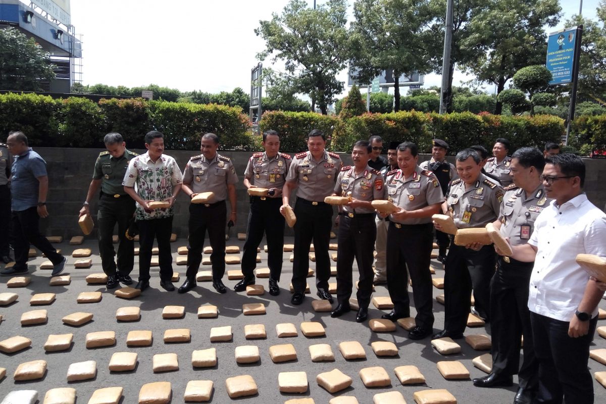 Polisi saat menunjukan barang bukti 1,3 ton ganja di Mapolres Metro Jakarta Barat, Kamis (4/1/2018).