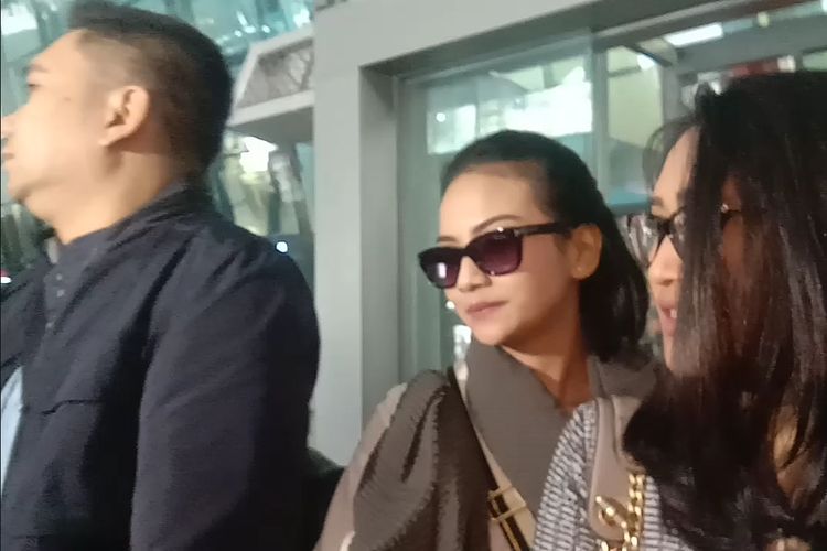 Vanessa Angel tiba di Terminal 3 Bandar Udara Soekarno-Hatta Tangerang, Banten, Senin (1/7/2019).