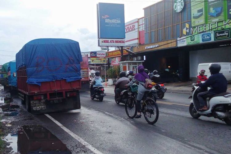 Puluhan truk kembali parkir di badan jalan Jalur Trans Sulawesi, Kabupaten Gowa, Sulawesi Selatan demi menghindari operasi petugas Jembatan Timbang. Rabu, (17/1/2024).