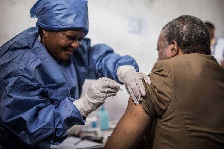 Dokter Jean-Jacques Muyembe Tamfun disuntik dengan vaksin Ebola pada 22 November 2019 di Goma. 