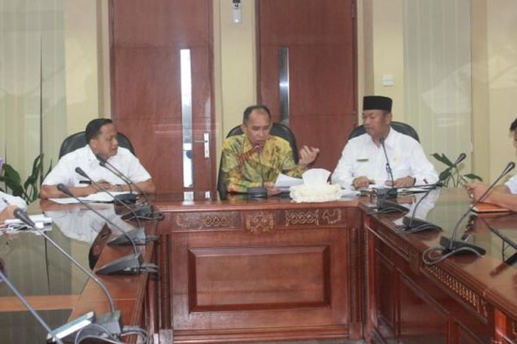 Gubernur Maluku Said Assagaff saat memberikan keterangan kepada waratwan di Kantor Gubernur Maluku, Rabu (22/2/2017)