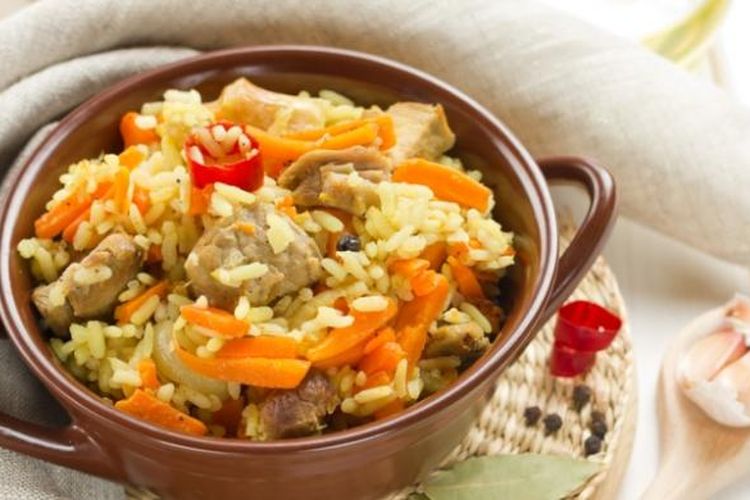 Nasi pilaf; beras, protein hewani, dan sayur dimasak sekaligus dalam satu wajan.