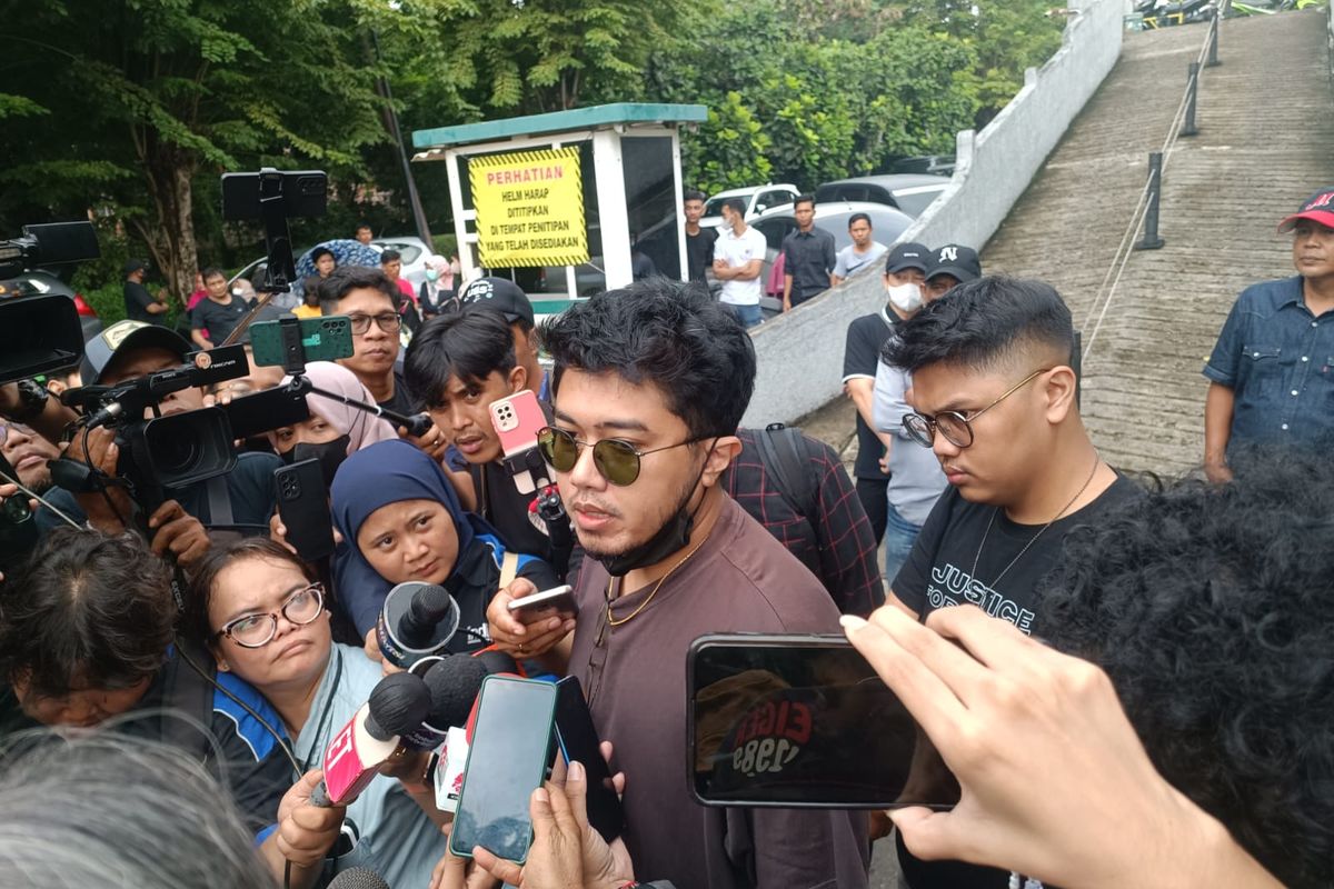 Angger Dimas menghadiri rekonstruksi kasus kematian anaknya dengan artis peran Tamara Tyasmara, Raden Adante Khalif Pramudityo alias Dante (6), di Kolam Renang Taman Tirtas Mas, Duren Sawit, Jakarta Timur, Rabu (28/2/2024).
