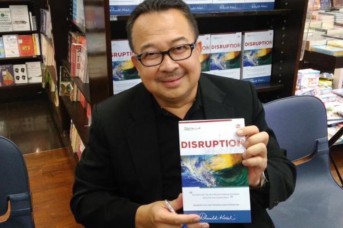 Guru Besar Fakultas Ekonomi dan Bisnis Universitas Indonesia Renald Kasali saat peluncuran buku Disruption.