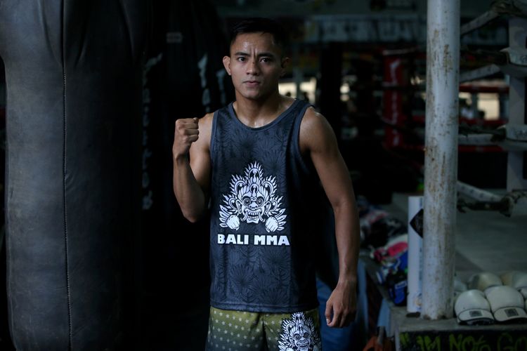 Petarung kelas terbang seni bela diri campuran atau mixed martial arts (MMA) ONE Championship asal Indonesia, Stefer Rahardian, berpose di sela berlatih di sasana Bali MMA, Bali, Kamis (11/1/2018). Ia akan bertarung menghadapi lawannya Muhammad The Spider Imran asal Gujar Khan, Pakistan, yang digelar oleh ONE Championship di Jakarta Convention Center (JCC) pada Sabtu (20/1/2018) mendatang.