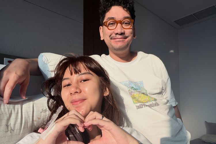 4 Gaya Adinda Thomas Setelah Melahirkan, Kasual dengan Kimono Putih