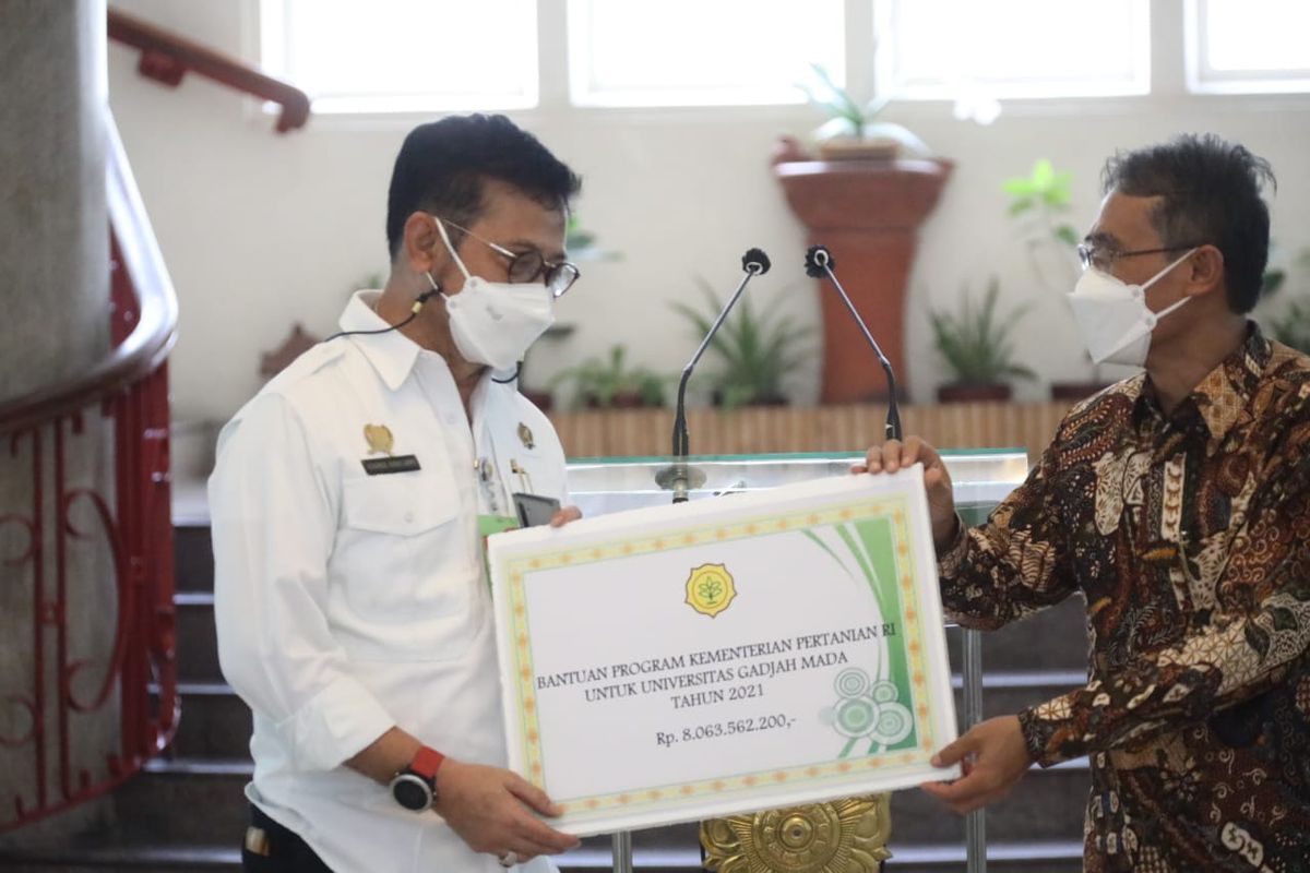 Menteri Pertanian (Mentan) Syahrul Yasin Limpo (SYL) saat menyerahkan bantuan program pertanian kepada Rektor Universitas Gadjah Mada (UGM) Panut Mulyono di Kampus UGM, Rabu (16/6/2021).