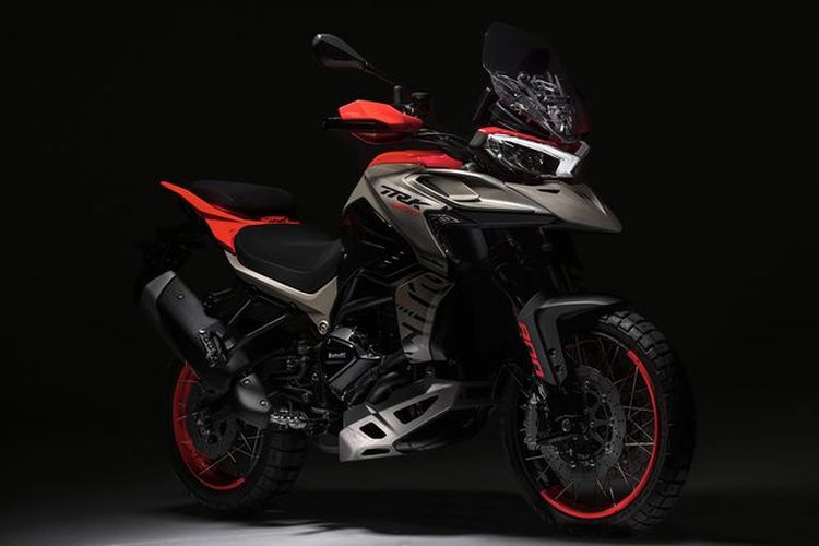 Benelli TRK800 buka selubung di pameran otomotif EICMA 2021, Milan, Italia.