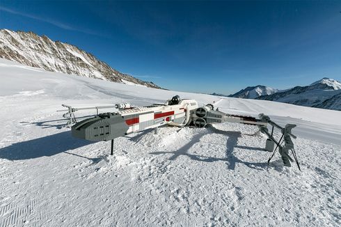 Replika Lego Pesawat X-Wing Star Wars Mendarat di Pegunungan Swiss