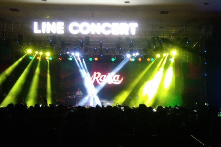 Penampilan Raisa di Line Concert yang dihelatdi Jogja Expo Center, Yogyakarta, Sabtu (201/10/2018).