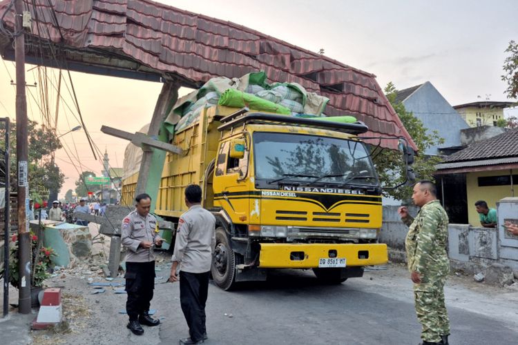 Ikuti Google Maps, Truk ODOL dari Makassar Nyangkut di Gapura Desa Blitar