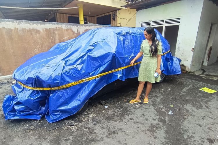 Kondisi mobil dibakar OTK di Lumajang  Selasa (16/9/2025)